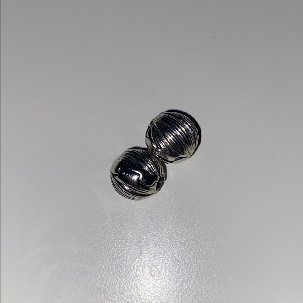 2 Pandora clips